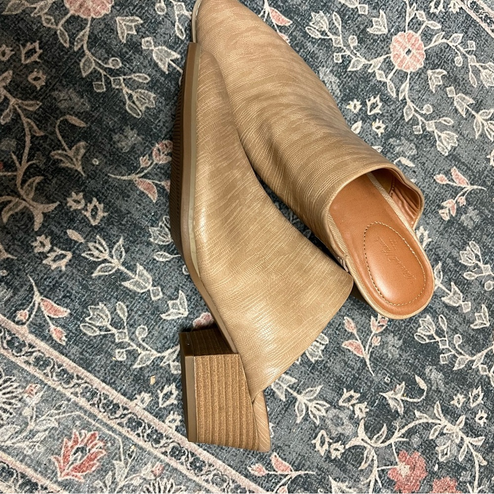 Universal Thread Mules - Picture 3 of 3